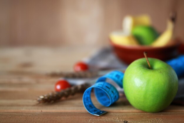 Śniadanie dieta owocowa jabłko centymetr