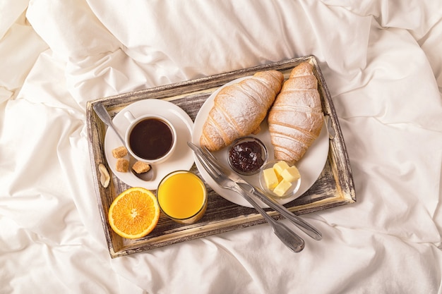 Śniadanie do łóżka z kawą i rogalikami