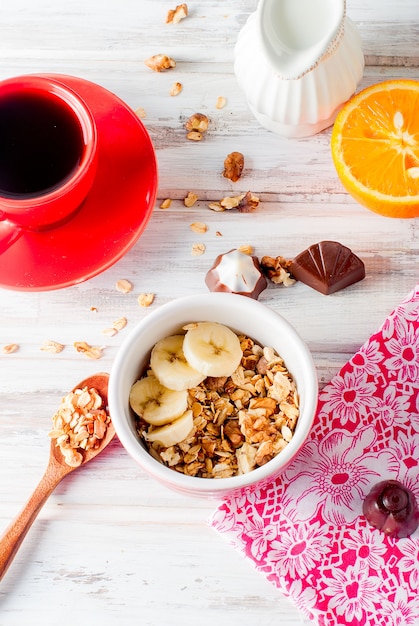 Śniadanie granola, filiżanka kawy