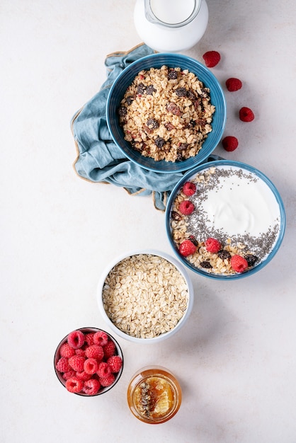 Śniadanie Granola w ceramicznej misce