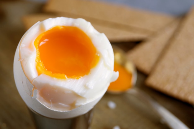 Śniadanie. jajka gotowane na miękko na szarym tle.