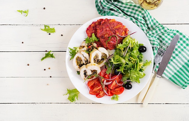 Śniadanie ketogeniczne Rolada z kurczaka faszerowana pieczarkami Placki z buraków i sałatka ze świeżych warzyw Keto ketogeniczny lunch Widok z góry na płasko