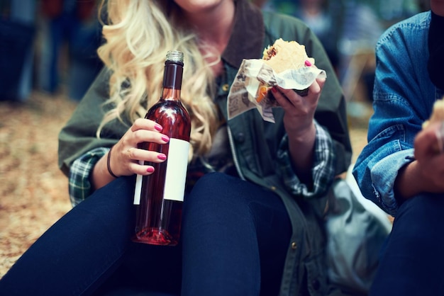 Zdjęcie Śniadanie kobieta i festiwal muzyczny z przyjaciółmi piwo i szczęście z radością i łączeniem się razem alkohol na świeżym powietrzu i dziewczyna z fast foodem lub jedzeniem na wynos z wakacjami letnimi lub koncertem z kulturą lub wydarzeniem