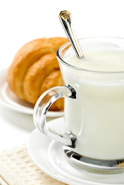 Śniadanie, mleko w filiżance z rogalikiem