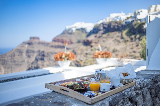 Śniadanie na Santorini w hotelu Luksusowy nastrój ze świeżym omletem i owocami z sokiem z widokiem na morze