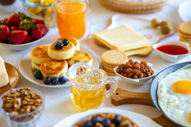 Śniadanie Na Stole Widokjedzenie Na Stole Widok Z Blatumuesli Z Jagodami Jajka Sadzonedzień Posiłku