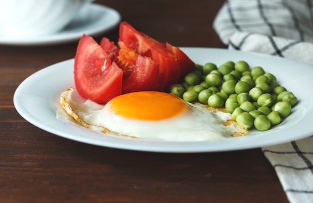 Śniadanie na talerzu jajka sadzone z warzywami