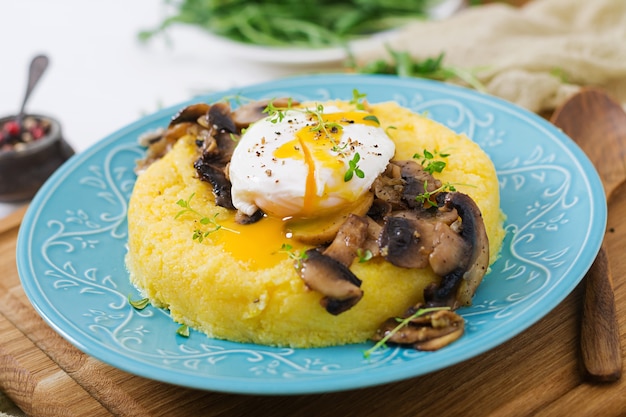 Śniadanie. Polenta z grzybami i jajkiem w koszulce.