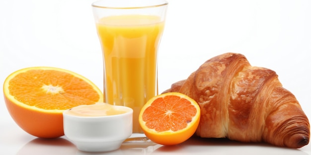 Śniadanie składające się z soku pomarańczowego i soku pomarańczowego