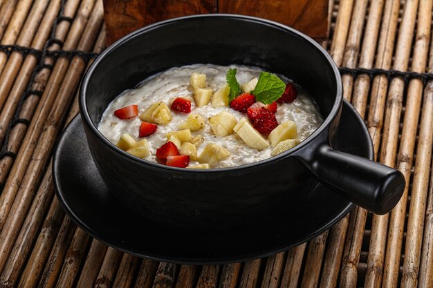 Śniadanie słodki porridge z bananem