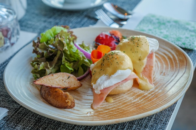 śniadanie w luksusowym hotelu w Tajlandii