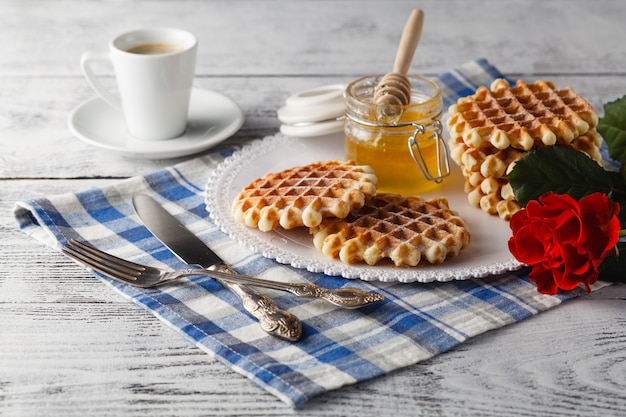 Śniadanie z domowymi waflami i miodem