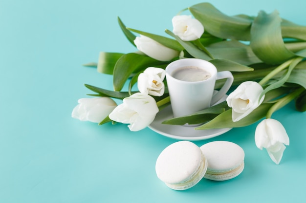 Zdjęcie Śniadanie z filiżanką kawy i białymi tulipanami na równinie