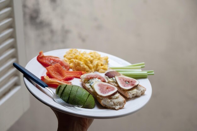 Zdjęcie Śniadanie z makaronem jajka pieprz seler avocado baguette niebieski ser fig widok boczny