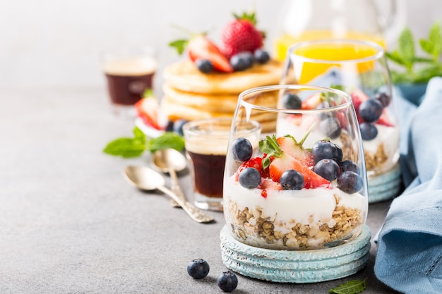 Śniadanie z muesli, naleśników i jagód