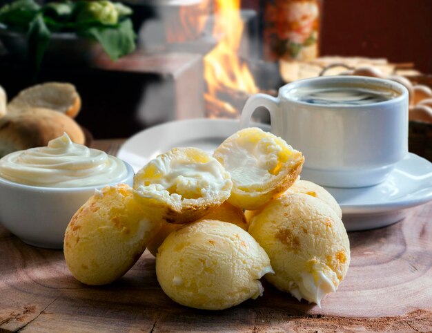 Śniadanie z nadziewanym chlebem serowym, pao de queijo