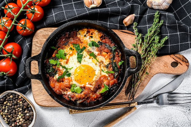 Śniadanie Ze Smażonymi Jajkami I Pomidorami Shakshuka Na Patelni