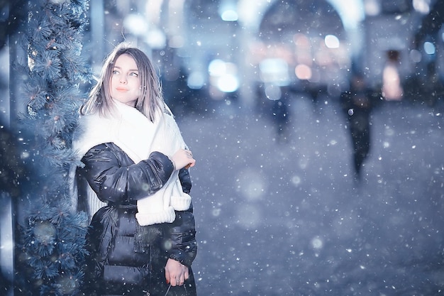 Śnieg Kobieta Miasto Boże Narodzenie Na Zewnątrz, Portret Miasta W Opadzie śniegu, Młoda Modelka Pozuje W świątecznym Wyglądzie