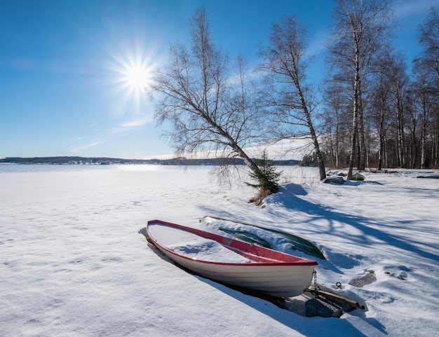 Śnieg na lądzie przeciwko niebu w zimie