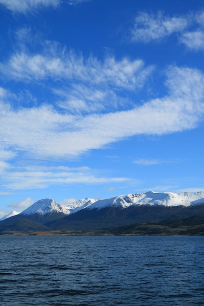 Śnieg Nakrywał Pasmo Górskie Widok Od Statku Wycieczkowego Na Beagle Kanale, Ushuaia, Argentyna