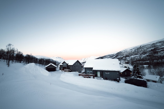 Śnieg W Samotnej Wiosce W Norwegii