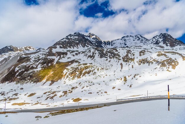 Śnieg w skalistych Alpach Fluelapass Davos Graubuenden S