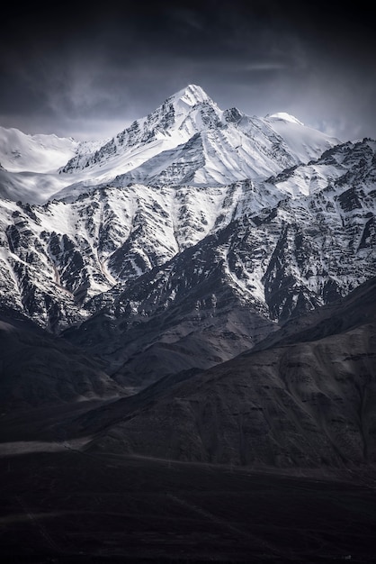 Śnieżna góra z niebieskim niebem od Leh Ladakh India