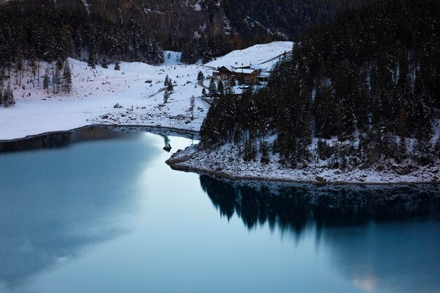 Śnieżna sceneria Hotelu nad jeziorem Oeschinensee