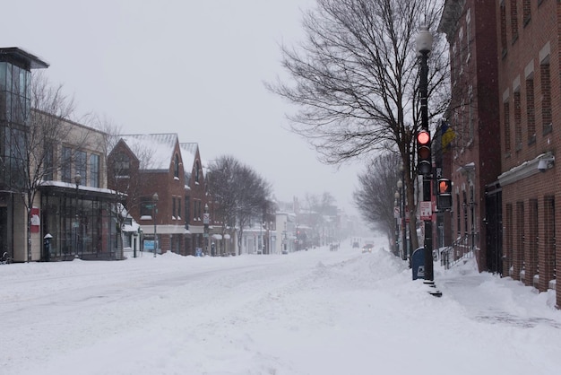 Śnieżna ulica w mieście