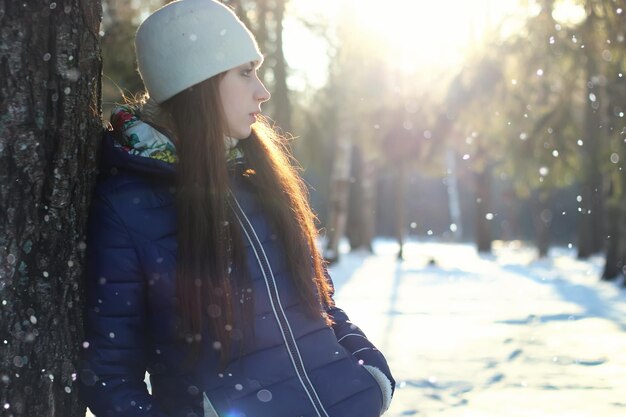 Śnieżna zima portret kobiety