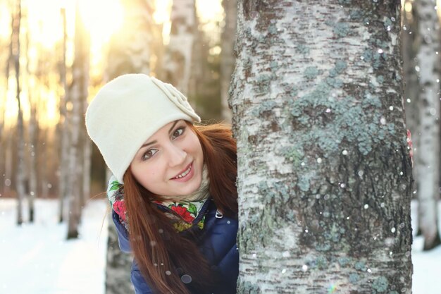 Śnieżna zima portret kobiety