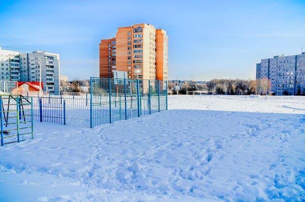 Zdjęcie Śnieżne budynki na tle niebieskiego nieba