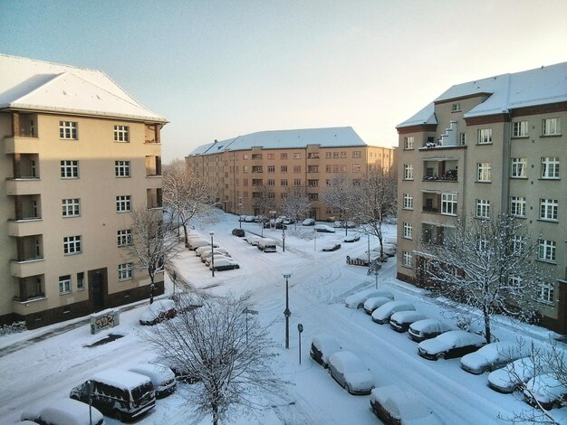 Śnieżne budynki w mieście