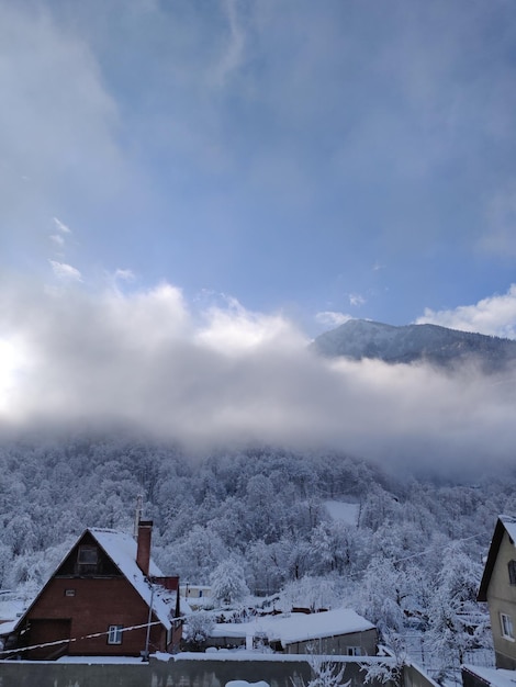 Zdjęcie Śnieżne domy pokryte budynkami na tle nieba