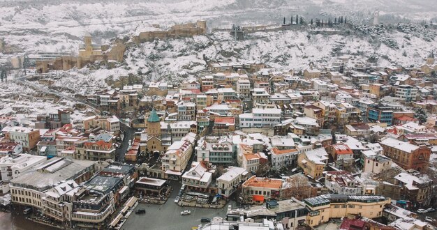 Śnieżne miasto Tbilisi widok z lotu ptaka