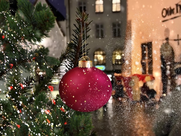 Śnieżne średniowieczne miasto Choinka z dekoracją i czerwoną piłką Tallin Stare Miasto