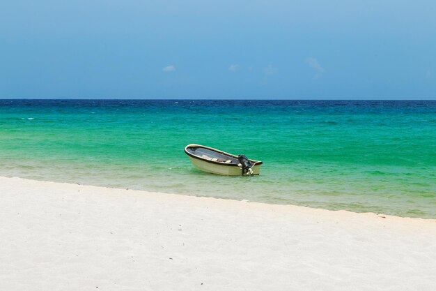 Śnieżnobiała plaża i turkusowe morze na wyspie Koh Rong Samloem