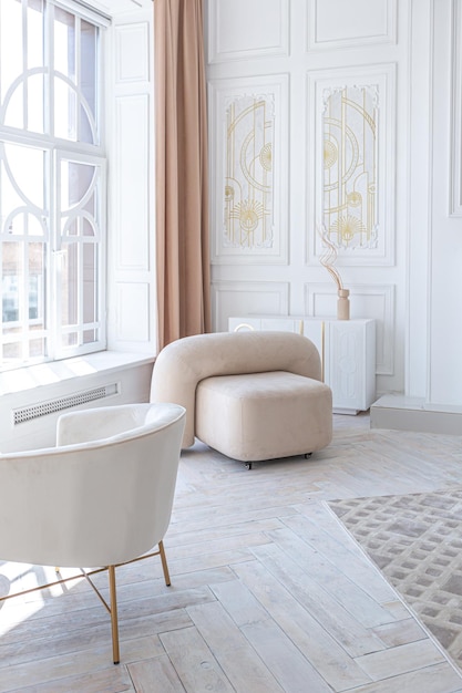 Śnieżnobiałe luksusowe wnętrze apartamentu w egipskim stylu z lekkimi stylowymi meblami ogromne panoramiczne okna i łukowaty minimalizm i prostota z elegancją nowoczesnego designu mieszkania