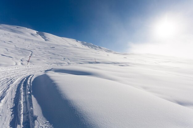 Śnieżny krajobraz alpejski Włoskie Alpy piękna panorama zimowa