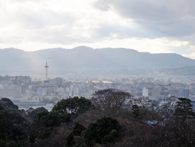 Śnieżny krajobraz Kioto ze świątyni Kiyomizudera