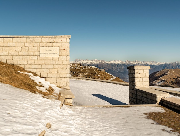 Śnieżny krajobraz pomnika wojennego, Monte Grappa, Włochy