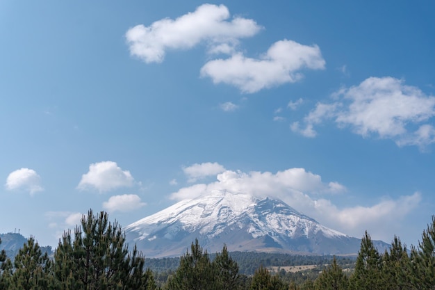 Śnieżny krater wulkanu popocatepetl