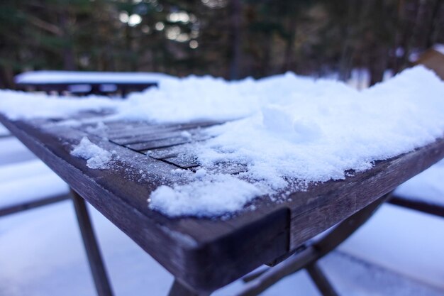 Śnieżny stół piknikowy jesienią w słoneczny dzień