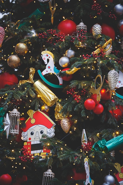 Śnieżny świerk ze świątecznymi zabawkami Figurka Dziadek do orzechów i błyszczące girlandy w centrum Moskwy