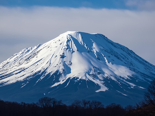 Śnieżny szczyt góry przebijający chmury jego majestatyczna obecność dominująca nad krajobrazem