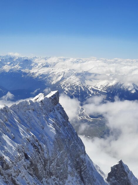 Śnieżny szczyt góry w Austrii widok Alp z Zugspitze najwyższej góry w