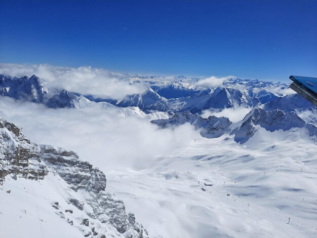Śnieżny szczyt góry w Austrii Widok na Alpy z Zugspitze, najwyższej góry w Niemczech