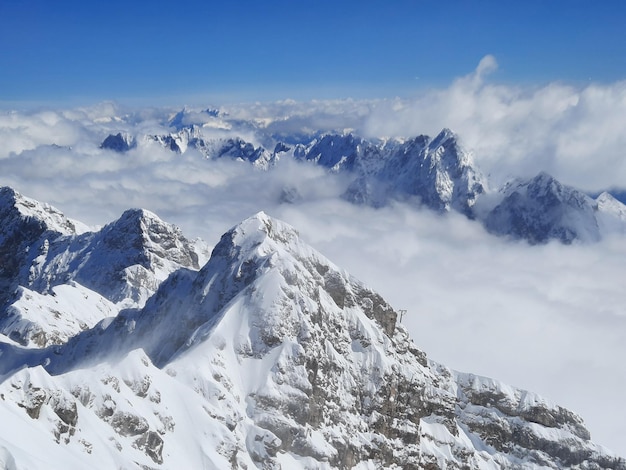 Zdjęcie Śnieżny szczyt góry w austrii widok na alpy z zugspitze, najwyższej góry w niemczech