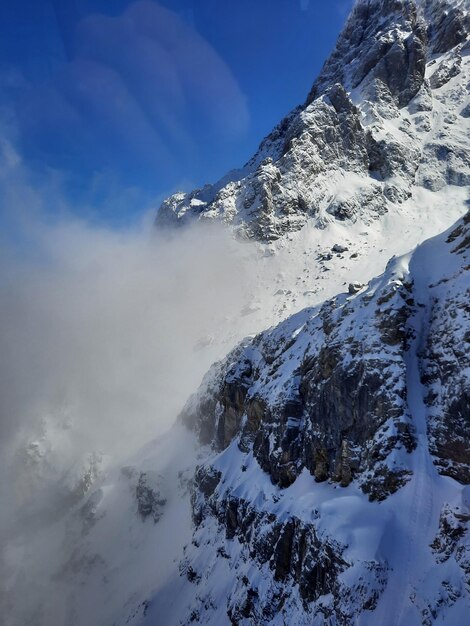 Zdjęcie Śnieżny szczyt góry w austrii widok na alpy z zugspitze, najwyższej góry w niemczech