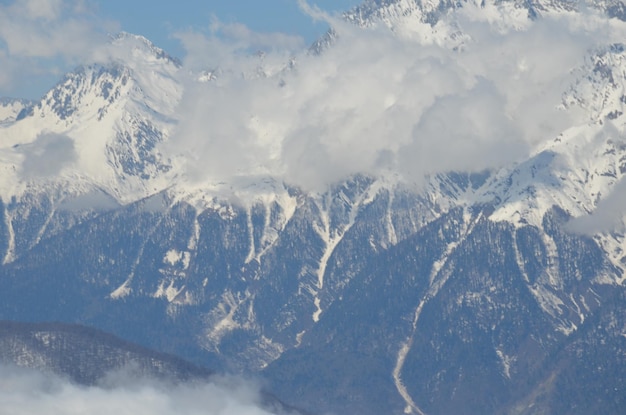 Śnieżny zimowy krajobraz ośrodka narciarskiegopanoramiczny widok
